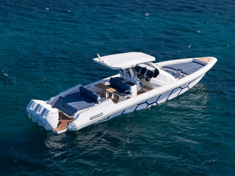 Weißes Skipper 42NC RIB auf See, Luftaufnahme