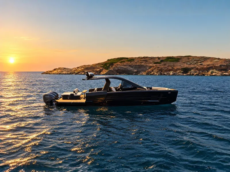 Skipper ZYARA 440 Day-Yacht bei Sonnenuntergang